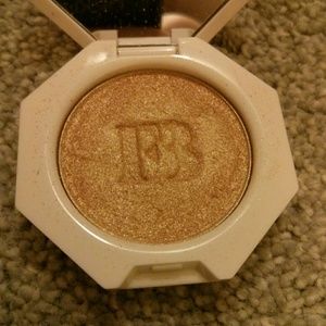Fenty highlighter in hustla baby